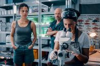 Retter der Meere: Tödliche Strandung – Manu Hauser (Haley Louise Jones) und Morten Solheim (Erik Madsen) warten auf die Laborergebnisse von Yuna Bartosch (Luka Omoto).