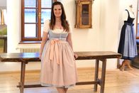 Hoagascht – Moderatorin Conny Bürgler im Verkaufsraum Tostmann Trachten, während ServusTV’s Hoagascht AT „Mein Leben – Gexi Tostmann und Lutz Maurer“ in Seewalchen am Attersee, Oberösterreich, Österreich am 17.03.2025