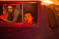 Airplane vs. Volcano – Sky-Marshall Rick Pierce (Dean Caine) versucht verzweifelt, die Maschine unter Kontrolle zu bringen.