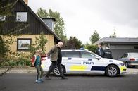 Cry Wolf – Lars (Bjarne Henriksen) muss Theo (Noah Storm Otto) bei seinen Eltern abholen, wofür er sich Verstärkung bei der Polizei sucht.