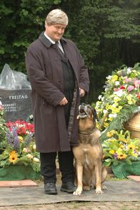 Mensch Markus – Markus Maria Profitlich ist mit seinem Hund auf einer Beerdigung ...