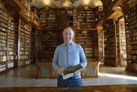 P.M. Wissen – Moderator Dr. Gernot Grömer geht im Stift St. Florian bei Linz der Frage nach: könnten Reisen in Überlichtgeschwindigkeit eines Tages möglich sein?