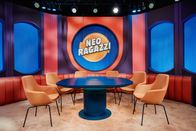 Neo Ragazzi – Die Anzahl der Stühle gibt den Hosts einen ersten Hinweis, wie viele Gäste sie heute erwarten dürfen.
