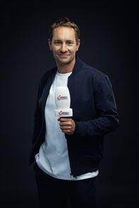 Formel 1: Großer Preis von Bahrain – Mathias Lauda (ausgestattet von Alpha Tauri) während ServusTVs Formel-1--Saisonauftakt-Shooting in der Red Bull Arena, Wals-Siezenheim, Salzburg, Österreich, am 29. Februar 2024