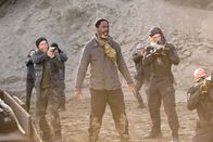 The 100 – Während Jaha (Isaiah Washington, M.) und seine Gefolgsleute in der Todeszone nach der Lichterstadt Ausschau halten, erhalten Raven, Clarke und Bellamy eine erschreckende Neuigkeit ...