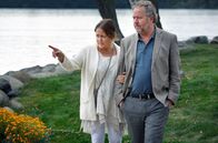 Mord im Mittsommer – Besonders den Nachbarn Anna (Magdalena in de Betou) und Pär-Anders (Douglas Johansson) ist die protzige Villa von Carsten und Celia ein Dorn im Auge.