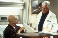 Diagnose: Mord – Art Amador (William Christopher, l.); Dr. Mark Sloan (Dick Van Dyke, r.)