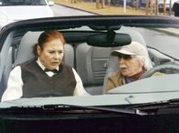 In aller Freundschaft – Charlotte (Ursula Karusseit) versteht die Welt nicht mehr: Was ist nur mit Friedrich (Fred Delmare) los?