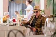 Signora Volpe – Sylvias Vater Henry Fox (Nicholas Farrell) geht in einem Hotel in Castiglione del Lago auf Spurensuche.