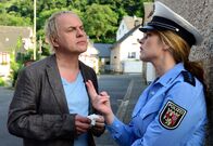 Der Bulle und das Landei – Könnte Kati (Diana Amft) nicht doch etwas mit dem Überfall zu tun haben? Killmer (Uwe Ochsenknecht) hat einen Anfall von Misstrauen und zieht damit Katis Zorn auf sich.
