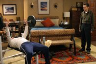 Two and a Half Men – Charlie (Charlie Sheen, l.) versucht seinen Bruder Alan (Jon Cryer, r.) von einer Dummheit zu bewahren ...