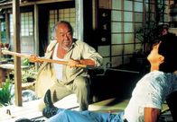 Karate Kid II - Entscheidung in Okinawa – Chozen (Yuji Okumoto, r.) - der Neffe eines alten Freundes von Mister Miyagi (Pat Morita, l.) - hat noch eine Rechnung mit ihm offen. Da Chozen nicht nachlässt, ist Mister Miyagi gezwungen, zu handeln.