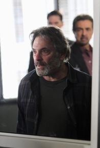 Criminal Minds – Als seine Töchter auf mysteriöse Weise, am Jahrestag des Verschwindens ihrer Mutter, ebenfalls verschwinden, wird Bruce Morrison (Ken Olin, vorne) verdächtigt, etwas damit zu tun zu haben. Doch haben Rossi (Joe Mantegna, hinten r.) und Hotch (Thomas Gibson, hinten l.) damit Recht?