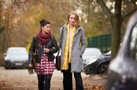Die Heiland - Wir sind Anwalt – Romy Heiland (Christina Athenstädt, r.) und ihre Assistentin Ada Holländer (Anna Fischer, l.) auf dem Weg zu einem Außentermin.