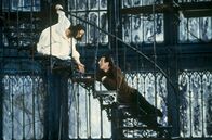 Das Geisterschloss – V.l.: Nell (Lili Taylor) hilft Dr. David Marrow (Liam Neeson) aus der Patsche.