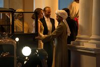 Mrs. Wilson – Dorothy Wick (l., Keeley Hawes) und Alexander Wilson (r., Iain Glen).