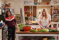The Neighborhood – Tina Butler (Tichina Arnold, l.); Gemma Johnson (Beth Behrs, r.)