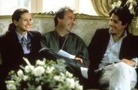 Notting Hill – William (Hugh Grant, r.) ist ins Ritz gegangen, um Anna (Julia Roberts, l.) wiederzusehen. Dort gerät er in eine Meute von Journalisten, denn Anna ist in London, um Werbung für ihren neuesten Film zu machen, von dem William keine Ahnung hat.