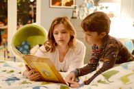 Extant – Das Roboterkind Ethan (Pierce Gagnon, r.) entwickelt sich - allerdings nicht nur zum positiven. Julie (Grace Gummer, r.) hat bislang nichts von den Veränderungen gemerkt ...