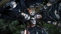 Happy Metal – Oben: JP (Grégory Gadebois). Unten: Alex (Julien Doré). Mitte, l-r: Erik (Yacine Belhousse), Pascal (Jonathan Cohen).
