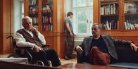 neoriginal: Crystal Wall – Marc (Michael Masula, r.) und Bernhard Dardenne (Bernhard Schir, l.) beraten über die hereinbrechende Krise, während Nicolas (Gustav Schmidt, M.) einen heimlichen Ausweg sucht.