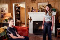 Young Sheldon – Sheldon Cooper (Iain Armitage, l.); Missy Cooper (Raegan Revord, r.)