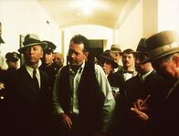 Jagd auf Dillinger – Nach einer langen Jagd gelingt es dem FBI endlich, Dillinger (Warren Oates, M.) auf frischer Tat zu ertappen und festzunehmen ...