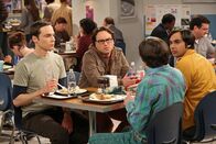 The Big Bang Theory – Während Leonard (Johnny Galecki, 2.v.l.), Sheldon (Jim Parsons, l.) und Raj (Kunal Nayyar, r.) um eine unbefristete Stelle an der Universität kämpfen, kann sich Howard (Simon Helberg, 2.v.r.) zurücklehnen und den Hahnenkampf einfach nur genießen ...