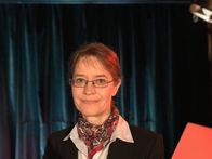 Campus Talks – Diesmal erläutert die Volkswirtschaftlerin Prof. Dr. Karen Pittel (im Bild) vom Ifo Leibniz-Institut an der Universität München, welche Bedeutung Fairness beim Klimaschutz hat. Und der Chemiker Dr. Frederik Wurm vom Max-Planck-Institut für Polymerforschung Mainz hat herausgefunden, wie man mit biologisch abbaubaren Nano-Trägern den Pestizideinsatz in der Landwirtschaft verringern kann.