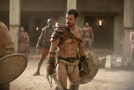 Spartacus – Um seine Frau aus der Sklaverei freikaufen zu können, tritt Spartacus (Andy Whitfield) gegen den stärksten Kämpfer, den die Arena je gesehen hat, an ...