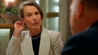 Rote Rosen – Viktoria (Caroline Schreiber) findet immer mehr Gefallen an Gerd (Ulrich Gebauer), doch als dieser seine Gefühle offen zeigt, bekommt sie kalte Füße.