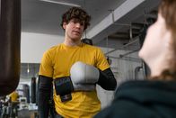 Die Chefin – Korbinian Kirchner (Jonathan Hutter, l.) versucht Paulina (Lilia Herrmann, r.) beim Boxtraining ihr Geheimnis zu entlocken.
