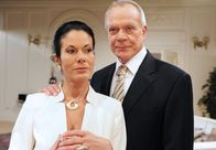 Sturm der Liebe – ARD STURM DER LIEBE FOLGE 1503 Uhr im ERSTEN. Doris (Simone Ritscher, l.) versichert Werner (Dirk Galuba, r.), dass sie wegen des Immobilienprojekts nicht über Leichen gehen wird.