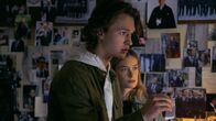 Tokyo Vice – Jake (Ansel Elgort) hilft Samantha (Rachel Keller), ihre Freundin zu finden.