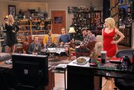 The Big Bang Theory – Nachdem Penny (Kaley Cuoco, l.) und Bernadette (Melissa Rauch, r.) nicht zum Spieleabend von Howard (Simon Helberg, 3.v.r.), Sheldon (Jim Parsons, M.), Leonard (Johnny Galecki, 2.v.r.), Raj (Kunal Nayyar, 3.v.l.) und Stuart (Kevin Sussman, 2.v.l.) eingeladen wurden, planen sie eine Gegenveranstaltung ...