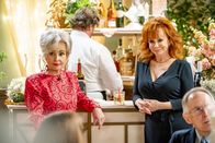 Young Sheldon – Connie "Meemaw" Tucker (Annie Potts, l.); June (Reba McEntire, r.)