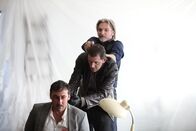 SOKO Wien – Die SOKO-Ermittler konnten die Entführer von Hassan Alawi (Florian Carove, vorne) aufspüren. Major Carl Ribarski (Stefan Jürgens, hinten) überrascht Major Juracek (Michael Pascher), der sein Opfer mit der Pistole bedroht.