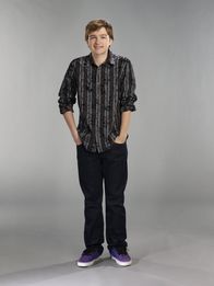 Two and a Half Men – (9. Staffel) - Der etwas begriffsstutzige Jake Harper (August T. Jones) liebt das Essen und Fernsehen ...