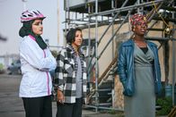 We Are Lady Parts – Ayesha (Juliette Motamed, l.), Saira (Sarah Kameela Impey, M.) und Bisma (Faith Omole, r.) reagieren mit Skepsis auf Momtaz Vorschlag.