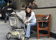 Navy CIS: L.A. – Getarnt als harmlose Passantin und Mutter, hat Kensi (Daniela Ruah) das Geschehen voll im Blick ...