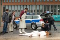 Notruf Hafenkante – Der Gemüsehändler Tonelli (Matze Knop, 3.v.l.) konnte nur noch mit ansehen, wie eine flüchtende Braut (Barbara Meier, M.) direkt vor ein fahrendes Auto lief. Franzi (Rhea Harder, 2.v.r.) und Hans (Bruno F. Apitz, r.) wurden zum Unfallort gerufen und warten auf den Notarztwagen.