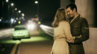 The Capture – The Capture Staffel 1 Folge 1 Fühlt sich zu seiner Verteidigerin hingezogen: Laura Haddock als Hannah Roberts, Callum Turner als Shaun Emery