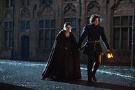 The White Queen – Anne (Faye Marsay, l.) und Richard (Aneurin Barnard, r.) begeben sich auf die Flucht ...