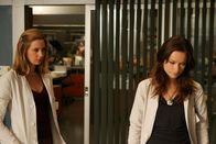 Dr. House – Die beiden Jobanwärterinnen Dr. Amber Volakis (Anne Dudek, l.) und Bewerberin Nr. 13 (Olivia Wilde, r.) sollen gemeinsam eine Patientin, die unter starken Halluzinationen leidet, behandeln ...