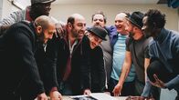 Ein Triumph – Die Truppe, v.li.: Saïd Benchnafa als Nabil, Lamine Cissokho als Alex, Kad Merad als Étienne, Pierre Lotin als Jordan, David Ayala als Patrick, Aleksandr Medvedev als Boïko, Sofian Khammes als Kamel, Wabinlé Nabié als Moussa
