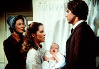 Unsere kleine Farm – Caroline (Karen Grassle, l.) wartet darauf, dass sich ihr Schwiegersohn Adam Kendall (Linwood Boomer, r.) von ihrer Tochter Mary (Melissa Sue Anderson, M.) und Enkel Adam jr. verabschiedet.