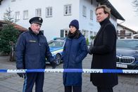 Der Alte – Caspar Bergmann (Thomas Heinze, r.) und Annabell Lorenz (Stephanie Stumph, M.) werden von dem Ortspolizisten Rudi Greiner (Gerhard Jilka, l.) am Tatort empfangen.