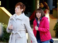 The Middle – Als Frankie (Patricia Heaton, r.) erfährt, dass Brick eine Klassenfahrt nach Chicago machen wird, gerät sie in Panik. Denn Brick könnte auf der Reise leicht verloren gehen. Doch bei Connie McDonald (Carolyn Hennesy, l.), eine der Aufsichtspersonen, stoßen ihre Bedenken auf taube Ohren. Wird alles gut gehen?