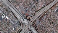 Terra X: Anthropozän – Autobahnen sind aus unserem Leben nicht mehr wegzudenken. Aus der Luft sehen manche Kreuzungen wie Kunstwerke aus, so auch das Judge-Harry-Pregerson-Autobahnkreuz in Los Angeles.