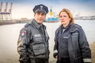 Notruf Hafenkante – Tarik (Serhat Cokgezen, l.) und Claudia (Janette Rauch, r.) können sich keinen Reim darauf machen, was der Verletzte in dieser verlassenen Gegend zu suchen hatte.